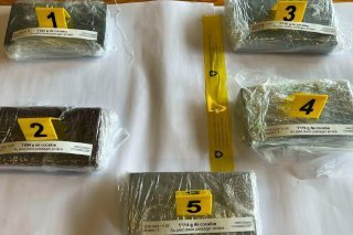 La fouille du véhicule a permis de découvrir une importante quantité de stupéfiants, à savoir 5,5 kilos de cocaïne. OFDF